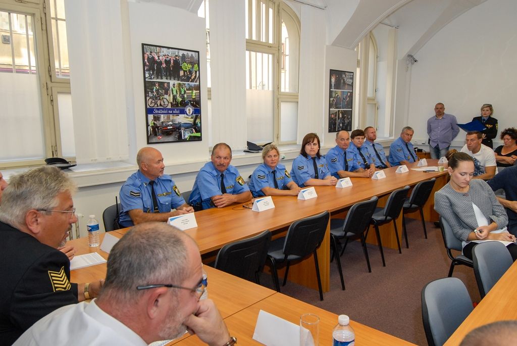 Na strážníka-okrskáře se budou moci lidé obrátit s širokou škálou problémů, týkajících se například volně pobíhajících psů, nepořádku v ulicích, černých skládek, problémů v dopravě, upozornit je rovněž mohou na skupinky lidí, které obtěžují ostatní, na rušení nočního klidu a mnoho dalšího. Ve svých okrscích budou strážníci-okrskáři k zastižení prakticky každý den, od pondělí do pátku. (foto: M. Pecuch, 6.9.2016)