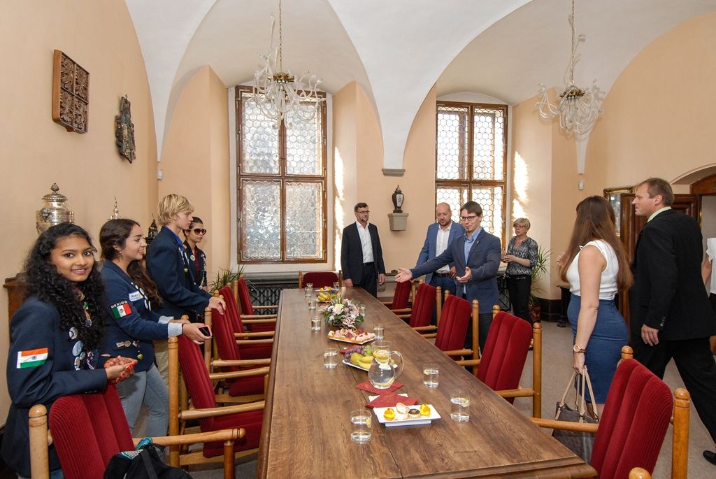 Čtyři studenty ve věku 15 až 17 let z výměnného programu mládeže neziskové mezinárodní organizace Rotary International přijal na radnici ekonomický náměstek primátora města Plzně Pavel Kotas. Roční výměna studentů středních škol je kulturním a vzdělávacím programem, v jehož rámci student navštěvuje školu a během roku žije ve dvou až čtyřech rodinách v hostitelské zemi. Program je založen na principu, kdy počet studentů z dané oblasti vyjíždějících do zahraničí se rovná počtu studentů, kteří naopak do oblasti přijedou. Do Plzně tentokrát přijeli studenti z USA, Indie, Mexika a Brazílie a navštěvují Masarykovo gymnázium Plzeň, Střední odbornou školu obchodu, užitého umění a designu a Střední zdravotnickou školu a VOŠ zdravotnickou. (foto: M. Pecuch, 9.9.2016)