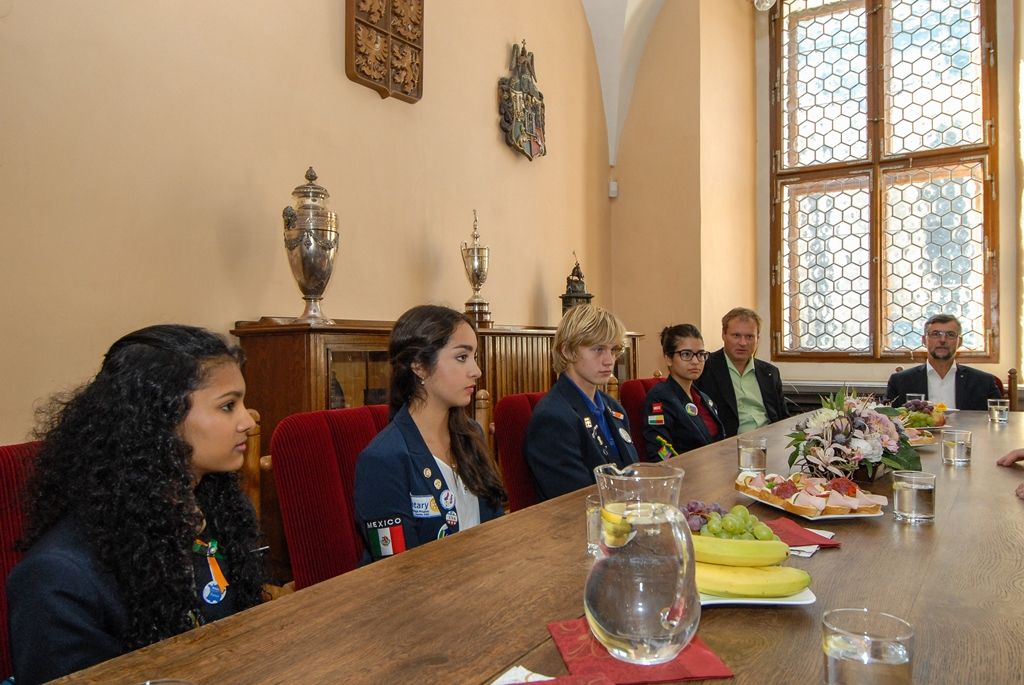 Čtyři studenty ve věku 15 až 17 let z výměnného programu mládeže neziskové mezinárodní organizace Rotary International přijal na radnici ekonomický náměstek primátora města Plzně Pavel Kotas. Roční výměna studentů středních škol je kulturním a vzdělávacím programem, v jehož rámci student navštěvuje školu a během roku žije ve dvou až čtyřech rodinách v hostitelské zemi. Program je založen na principu, kdy počet studentů z dané oblasti vyjíždějících do zahraničí se rovná počtu studentů, kteří naopak do oblasti přijedou. Do Plzně tentokrát přijeli studenti z USA, Indie, Mexika a Brazílie a navštěvují Masarykovo gymnázium Plzeň, Střední odbornou školu obchodu, užitého umění a designu a Střední zdravotnickou školu a VOŠ zdravotnickou. (foto: M. Pecuch, 9.9.2016)