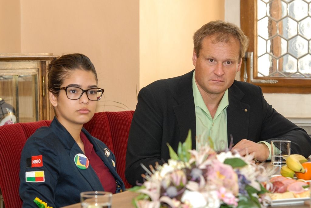 Čtyři studenty ve věku 15 až 17 let z výměnného programu mládeže neziskové mezinárodní organizace Rotary International přijal na radnici ekonomický náměstek primátora města Plzně Pavel Kotas. Roční výměna studentů středních škol je kulturním a vzdělávacím programem, v jehož rámci student navštěvuje školu a během roku žije ve dvou až čtyřech rodinách v hostitelské zemi. Program je založen na principu, kdy počet studentů z dané oblasti vyjíždějících do zahraničí se rovná počtu studentů, kteří naopak do oblasti přijedou. Do Plzně tentokrát přijeli studenti z USA, Indie, Mexika a Brazílie a navštěvují Masarykovo gymnázium Plzeň, Střední odbornou školu obchodu, užitého umění a designu a Střední zdravotnickou školu a VOŠ zdravotnickou. (foto: M. Pecuch, 9.9.2016)