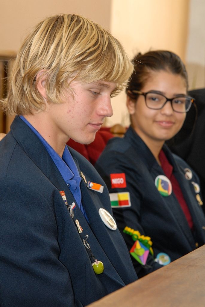 Čtyři studenty ve věku 15 až 17 let z výměnného programu mládeže neziskové mezinárodní organizace Rotary International přijal na radnici ekonomický náměstek primátora města Plzně Pavel Kotas. Roční výměna studentů středních škol je kulturním a vzdělávacím programem, v jehož rámci student navštěvuje školu a během roku žije ve dvou až čtyřech rodinách v hostitelské zemi. Program je založen na principu, kdy počet studentů z dané oblasti vyjíždějících do zahraničí se rovná počtu studentů, kteří naopak do oblasti přijedou. Do Plzně tentokrát přijeli studenti z USA, Indie, Mexika a Brazílie a navštěvují Masarykovo gymnázium Plzeň, Střední odbornou školu obchodu, užitého umění a designu a Střední zdravotnickou školu a VOŠ zdravotnickou. (foto: M. Pecuch, 9.9.2016)