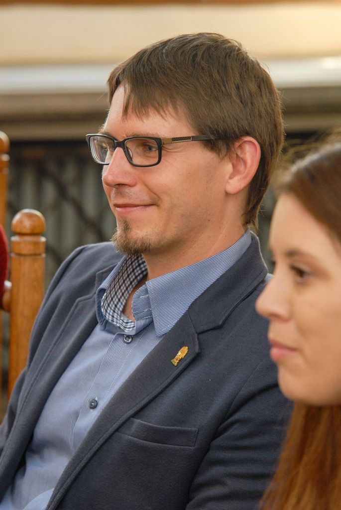 Čtyři studenty ve věku 15 až 17 let z výměnného programu mládeže neziskové mezinárodní organizace Rotary International přijal na radnici ekonomický náměstek primátora města Plzně Pavel Kotas. Roční výměna studentů středních škol je kulturním a vzdělávacím programem, v jehož rámci student navštěvuje školu a během roku žije ve dvou až čtyřech rodinách v hostitelské zemi. Program je založen na principu, kdy počet studentů z dané oblasti vyjíždějících do zahraničí se rovná počtu studentů, kteří naopak do oblasti přijedou. Do Plzně tentokrát přijeli studenti z USA, Indie, Mexika a Brazílie a navštěvují Masarykovo gymnázium Plzeň, Střední odbornou školu obchodu, užitého umění a designu a Střední zdravotnickou školu a VOŠ zdravotnickou. (foto: M. Pecuch, 9.9.2016)