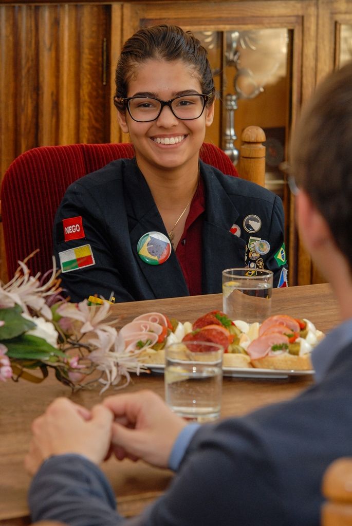 Čtyři studenty ve věku 15 až 17 let z výměnného programu mládeže neziskové mezinárodní organizace Rotary International přijal na radnici ekonomický náměstek primátora města Plzně Pavel Kotas. Roční výměna studentů středních škol je kulturním a vzdělávacím programem, v jehož rámci student navštěvuje školu a během roku žije ve dvou až čtyřech rodinách v hostitelské zemi. Program je založen na principu, kdy počet studentů z dané oblasti vyjíždějících do zahraničí se rovná počtu studentů, kteří naopak do oblasti přijedou. Do Plzně tentokrát přijeli studenti z USA, Indie, Mexika a Brazílie a navštěvují Masarykovo gymnázium Plzeň, Střední odbornou školu obchodu, užitého umění a designu a Střední zdravotnickou školu a VOŠ zdravotnickou. (foto: M. Pecuch, 9.9.2016)
