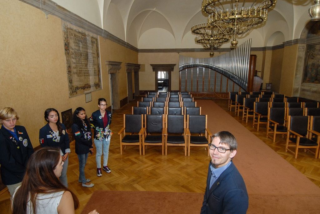 Čtyři studenty ve věku 15 až 17 let z výměnného programu mládeže neziskové mezinárodní organizace Rotary International přijal na radnici ekonomický náměstek primátora města Plzně Pavel Kotas. Roční výměna studentů středních škol je kulturním a vzdělávacím programem, v jehož rámci student navštěvuje školu a během roku žije ve dvou až čtyřech rodinách v hostitelské zemi. Program je založen na principu, kdy počet studentů z dané oblasti vyjíždějících do zahraničí se rovná počtu studentů, kteří naopak do oblasti přijedou. Do Plzně tentokrát přijeli studenti z USA, Indie, Mexika a Brazílie a navštěvují Masarykovo gymnázium Plzeň, Střední odbornou školu obchodu, užitého umění a designu a Střední zdravotnickou školu a VOŠ zdravotnickou. (foto: M. Pecuch, 9.9.2016)