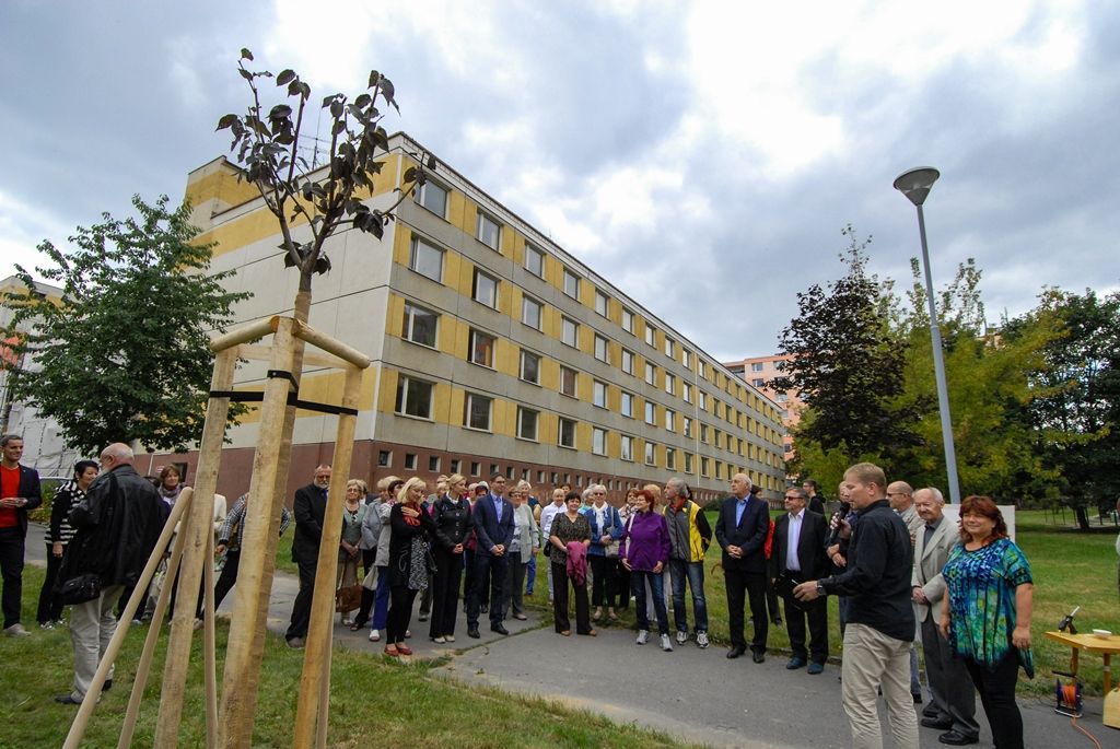Zahájení páté sezony aktivit pro každého uspořádalo v úterý 20. září Mezigenerační a dobrovolnické centrum TOTEM v Kaznějovské ulici v Plzni. Slavnostní otevření pestré nabídky akcí, projektů a aktivit pro všechny bez omezení věku doprovodilo vysazení čtvrtého „TOTEMového“ stromu. „Zasazením tohoto posledního stromu bychom rádi naplnili slib klientům a veřejnosti, že za stromy, které bylo nutné vzhledem k rekonstrukci objektu odstranit, vysadíme nové,“ uvedla ředitelka TOTEMu Vlastimila Faiferlíková. Zahájení nové sezony se za město Plzeň zúčastnili ekonomický náměstek primátora Pavel Kotas a náměstkyně Eva Herinková. Ta centru popřála mnoho spokojených klientů i projektů, díky kterým budou lidé efektivně trávit svůj volný čas. (foto: M. Pecuch, 20.9.2016)