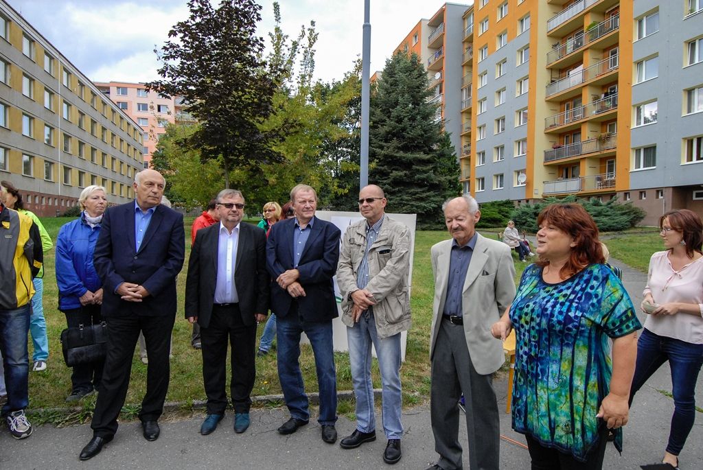 Zahájení páté sezony aktivit pro každého uspořádalo v úterý 20. září Mezigenerační a dobrovolnické centrum TOTEM v Kaznějovské ulici v Plzni. Slavnostní otevření pestré nabídky akcí, projektů a aktivit pro všechny bez omezení věku doprovodilo vysazení čtvrtého „TOTEMového“ stromu. „Zasazením tohoto posledního stromu bychom rádi naplnili slib klientům a veřejnosti, že za stromy, které bylo nutné vzhledem k rekonstrukci objektu odstranit, vysadíme nové,“ uvedla ředitelka TOTEMu Vlastimila Faiferlíková. Zahájení nové sezony se za město Plzeň zúčastnili ekonomický náměstek primátora Pavel Kotas a náměstkyně Eva Herinková. Ta centru popřála mnoho spokojených klientů i projektů, díky kterým budou lidé efektivně trávit svůj volný čas. (foto: M. Pecuch, 20.9.2016)