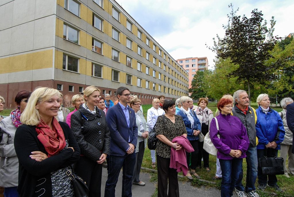 Zahájení páté sezony aktivit pro každého uspořádalo v úterý 20. září Mezigenerační a dobrovolnické centrum TOTEM v Kaznějovské ulici v Plzni. Slavnostní otevření pestré nabídky akcí, projektů a aktivit pro všechny bez omezení věku doprovodilo vysazení čtvrtého „TOTEMového“ stromu. „Zasazením tohoto posledního stromu bychom rádi naplnili slib klientům a veřejnosti, že za stromy, které bylo nutné vzhledem k rekonstrukci objektu odstranit, vysadíme nové,“ uvedla ředitelka TOTEMu Vlastimila Faiferlíková. Zahájení nové sezony se za město Plzeň zúčastnili ekonomický náměstek primátora Pavel Kotas a náměstkyně Eva Herinková. Ta centru popřála mnoho spokojených klientů i projektů, díky kterým budou lidé efektivně trávit svůj volný čas. (foto: M. Pecuch, 20.9.2016)