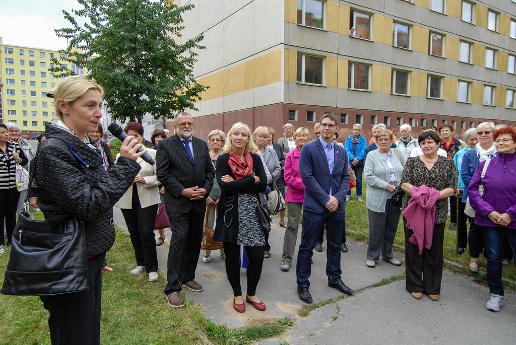 Zahájení páté sezony aktivit pro každého uspořádalo v úterý 20. září Mezigenerační a dobrovolnické centrum TOTEM v Kaznějovské ulici v Plzni. Slavnostní otevření pestré nabídky akcí, projektů a aktivit pro všechny bez omezení věku doprovodilo vysazení čtvrtého „TOTEMového“ stromu. „Zasazením tohoto posledního stromu bychom rádi naplnili slib klientům a veřejnosti, že za stromy, které bylo nutné vzhledem k rekonstrukci objektu odstranit, vysadíme nové,“ uvedla ředitelka TOTEMu Vlastimila Faiferlíková. Zahájení nové sezony se za město Plzeň zúčastnili ekonomický náměstek primátora Pavel Kotas a náměstkyně Eva Herinková. Ta centru popřála mnoho spokojených klientů i projektů, díky kterým budou lidé efektivně trávit svůj volný čas. (foto: M. Pecuch, 20.9.2016)