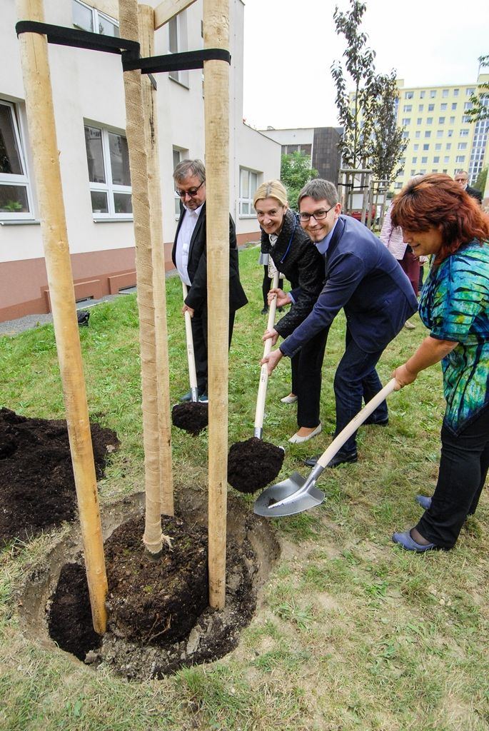 Zahájení páté sezony aktivit pro každého uspořádalo v úterý 20. září Mezigenerační a dobrovolnické centrum TOTEM v Kaznějovské ulici v Plzni. Slavnostní otevření pestré nabídky akcí, projektů a aktivit pro všechny bez omezení věku doprovodilo vysazení čtvrtého „TOTEMového“ stromu. „Zasazením tohoto posledního stromu bychom rádi naplnili slib klientům a veřejnosti, že za stromy, které bylo nutné vzhledem k rekonstrukci objektu odstranit, vysadíme nové,“ uvedla ředitelka TOTEMu Vlastimila Faiferlíková. Zahájení nové sezony se za město Plzeň zúčastnili ekonomický náměstek primátora Pavel Kotas a náměstkyně Eva Herinková. Ta centru popřála mnoho spokojených klientů i projektů, díky kterým budou lidé efektivně trávit svůj volný čas. (foto: M. Pecuch, 20.9.2016)