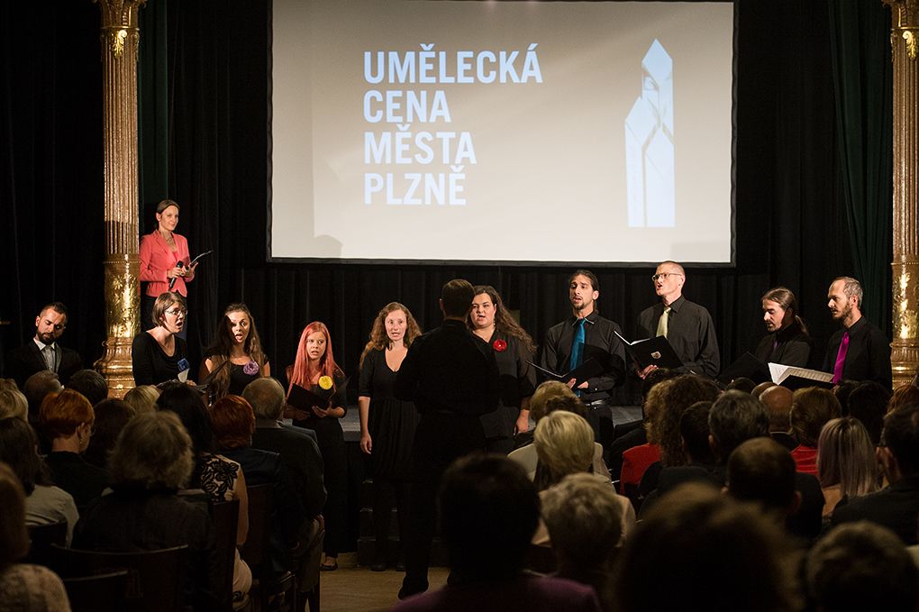 Baletní mistr Jiří Žalud, šéf plzeňské opery Tomáš Pilař, bývalý umělecký ředitel projektu Plzeň – Evropské hlavní město kultury 2015 Petr Forman a spolek Svět podle Jakuba obdrželi ve středu 21. září Uměleckou cenu města Plzně za rok 2015. Událostí uplynulého roku byl vyhlášen projekt Umělec a totalita, udělena byla i zvláštní ocenění odborné poroty, mj. za projekt Ateliér Jiřího Trnky nebo za projekt Zaniklé a ohrožené kostely. (foto: M. Chaloupka, 21.9.2016)