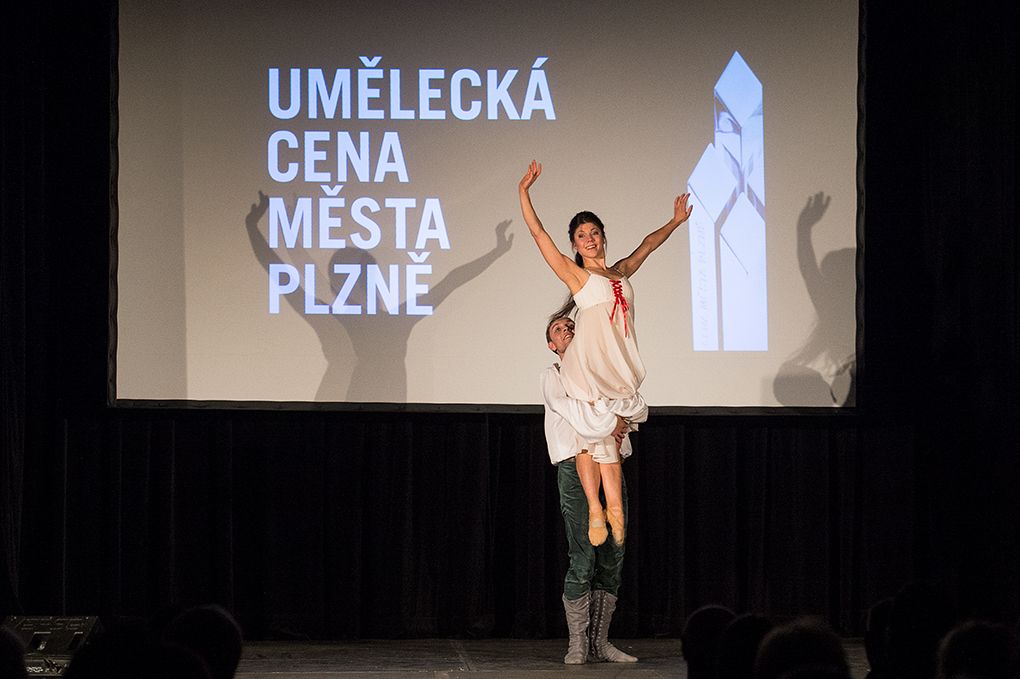 Baletní mistr Jiří Žalud, šéf plzeňské opery Tomáš Pilař, bývalý umělecký ředitel projektu Plzeň – Evropské hlavní město kultury 2015 Petr Forman a spolek Svět podle Jakuba obdrželi ve středu 21. září Uměleckou cenu města Plzně za rok 2015. Událostí uplynulého roku byl vyhlášen projekt Umělec a totalita, udělena byla i zvláštní ocenění odborné poroty, mj. za projekt Ateliér Jiřího Trnky nebo za projekt Zaniklé a ohrožené kostely. (foto: M. Chaloupka, 21.9.2016)