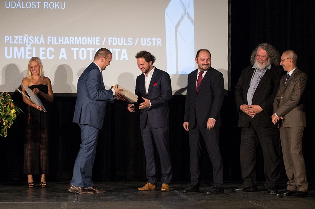 Baletní mistr Jiří Žalud, šéf plzeňské opery Tomáš Pilař, bývalý umělecký ředitel projektu Plzeň – Evropské hlavní město kultury 2015 Petr Forman a spolek Svět podle Jakuba obdrželi ve středu 21. září Uměleckou cenu města Plzně za rok 2015. Událostí uplynulého roku byl vyhlášen projekt Umělec a totalita, udělena byla i zvláštní ocenění odborné poroty, mj. za projekt Ateliér Jiřího Trnky nebo za projekt Zaniklé a ohrožené kostely. (foto: M. Chaloupka, 21.9.2016)