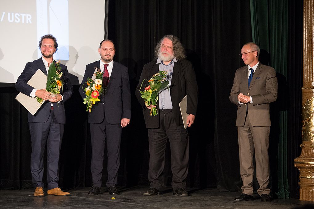 Baletní mistr Jiří Žalud, šéf plzeňské opery Tomáš Pilař, bývalý umělecký ředitel projektu Plzeň – Evropské hlavní město kultury 2015 Petr Forman a spolek Svět podle Jakuba obdrželi ve středu 21. září Uměleckou cenu města Plzně za rok 2015. Událostí uplynulého roku byl vyhlášen projekt Umělec a totalita, udělena byla i zvláštní ocenění odborné poroty, mj. za projekt Ateliér Jiřího Trnky nebo za projekt Zaniklé a ohrožené kostely. (foto: M. Chaloupka, 21.9.2016)