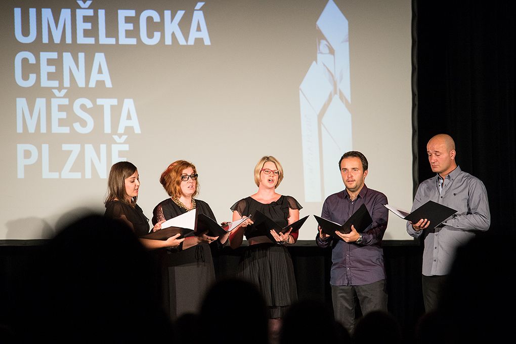 Baletní mistr Jiří Žalud, šéf plzeňské opery Tomáš Pilař, bývalý umělecký ředitel projektu Plzeň – Evropské hlavní město kultury 2015 Petr Forman a spolek Svět podle Jakuba obdrželi ve středu 21. září Uměleckou cenu města Plzně za rok 2015. Událostí uplynulého roku byl vyhlášen projekt Umělec a totalita, udělena byla i zvláštní ocenění odborné poroty, mj. za projekt Ateliér Jiřího Trnky nebo za projekt Zaniklé a ohrožené kostely. (foto: M. Chaloupka, 21.9.2016)