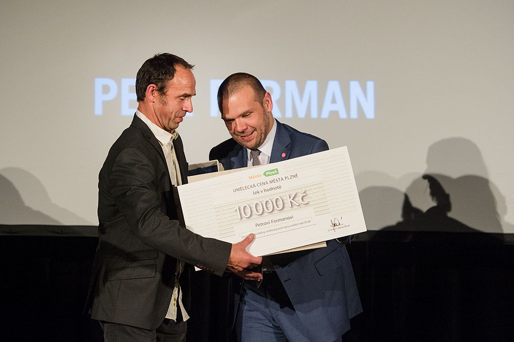 Baletní mistr Jiří Žalud, šéf plzeňské opery Tomáš Pilař, bývalý umělecký ředitel projektu Plzeň – Evropské hlavní město kultury 2015 Petr Forman a spolek Svět podle Jakuba obdrželi ve středu 21. září Uměleckou cenu města Plzně za rok 2015. Událostí uplynulého roku byl vyhlášen projekt Umělec a totalita, udělena byla i zvláštní ocenění odborné poroty, mj. za projekt Ateliér Jiřího Trnky nebo za projekt Zaniklé a ohrožené kostely. (foto: M. Chaloupka, 21.9.2016)