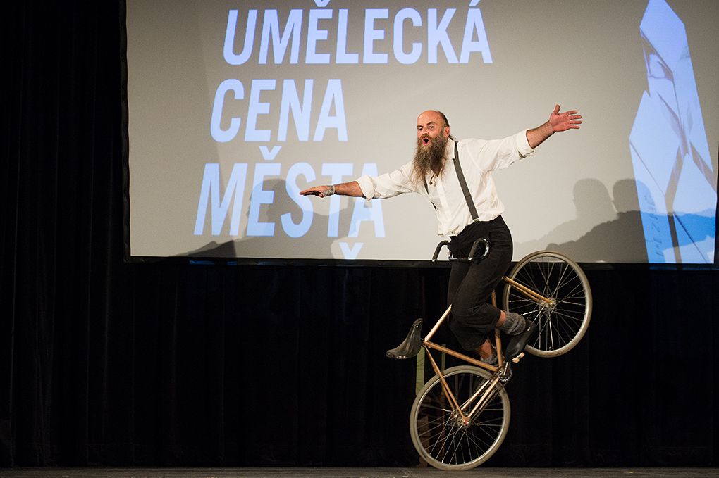 Baletní mistr Jiří Žalud, šéf plzeňské opery Tomáš Pilař, bývalý umělecký ředitel projektu Plzeň – Evropské hlavní město kultury 2015 Petr Forman a spolek Svět podle Jakuba obdrželi ve středu 21. září Uměleckou cenu města Plzně za rok 2015. Událostí uplynulého roku byl vyhlášen projekt Umělec a totalita, udělena byla i zvláštní ocenění odborné poroty, mj. za projekt Ateliér Jiřího Trnky nebo za projekt Zaniklé a ohrožené kostely. (foto: M. Chaloupka, 21.9.2016)