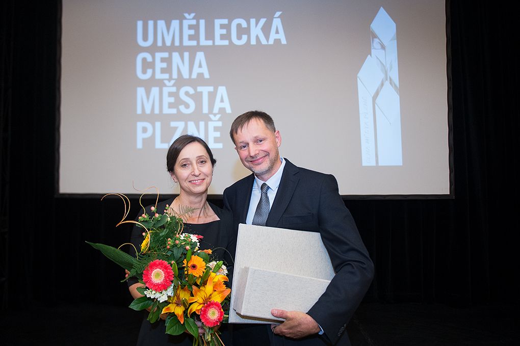 Baletní mistr Jiří Žalud, šéf plzeňské opery Tomáš Pilař, bývalý umělecký ředitel projektu Plzeň – Evropské hlavní město kultury 2015 Petr Forman a spolek Svět podle Jakuba obdrželi ve středu 21. září Uměleckou cenu města Plzně za rok 2015. Událostí uplynulého roku byl vyhlášen projekt Umělec a totalita, udělena byla i zvláštní ocenění odborné poroty, mj. za projekt Ateliér Jiřího Trnky nebo za projekt Zaniklé a ohrožené kostely. (foto: M. Chaloupka, 21.9.2016)