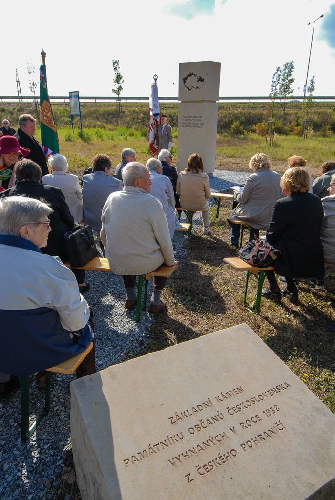 Nový památník připomíná vyhnané občany (foto: M. Pecuch, 22.9.2016)