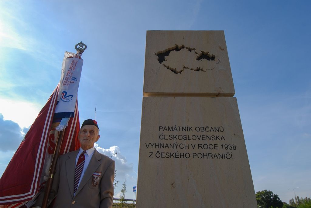 Nový památník připomíná vyhnané občany (foto: M. Pecuch, 22.9.2016)