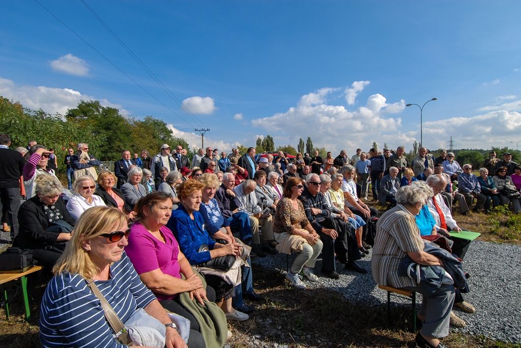 Nový památník připomíná vyhnané občany (foto: M. Pecuch, 22.9.2016)