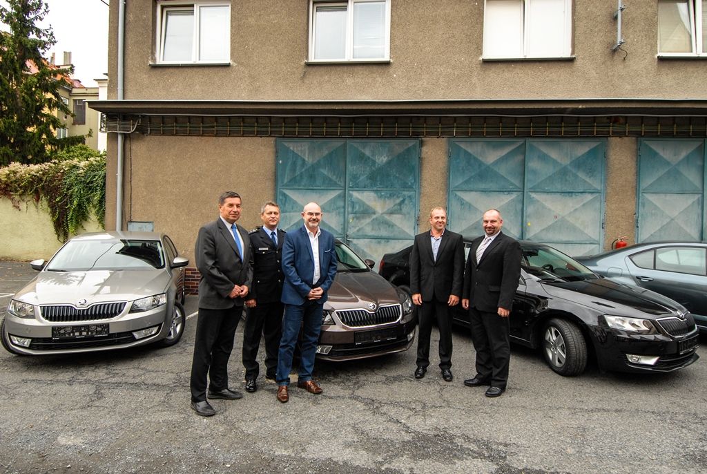 Město Plzeň darovalo policii čtyři nová vozidla (foto: M. Pecuch, 11.10.2016)