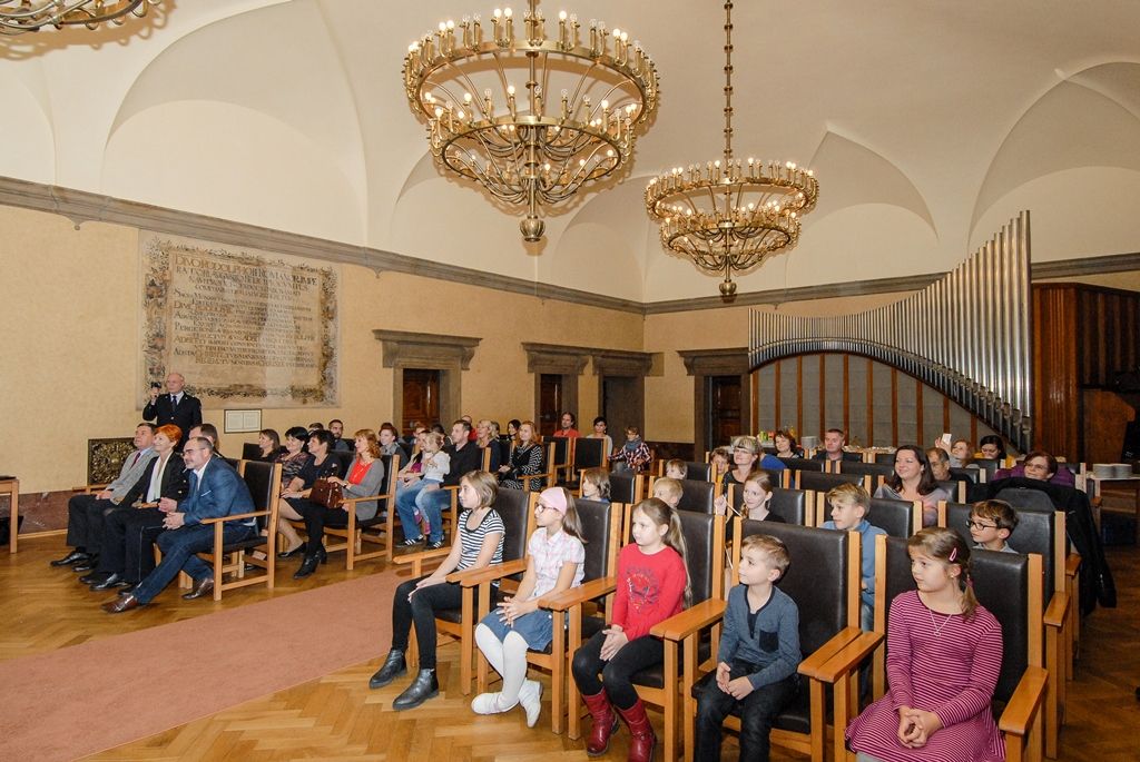 Žáci plzeňských základních škol umělecky ztvárnili situace „Kdy zavolat 150“ (foto: M. Pecuch, 7.11.2016)