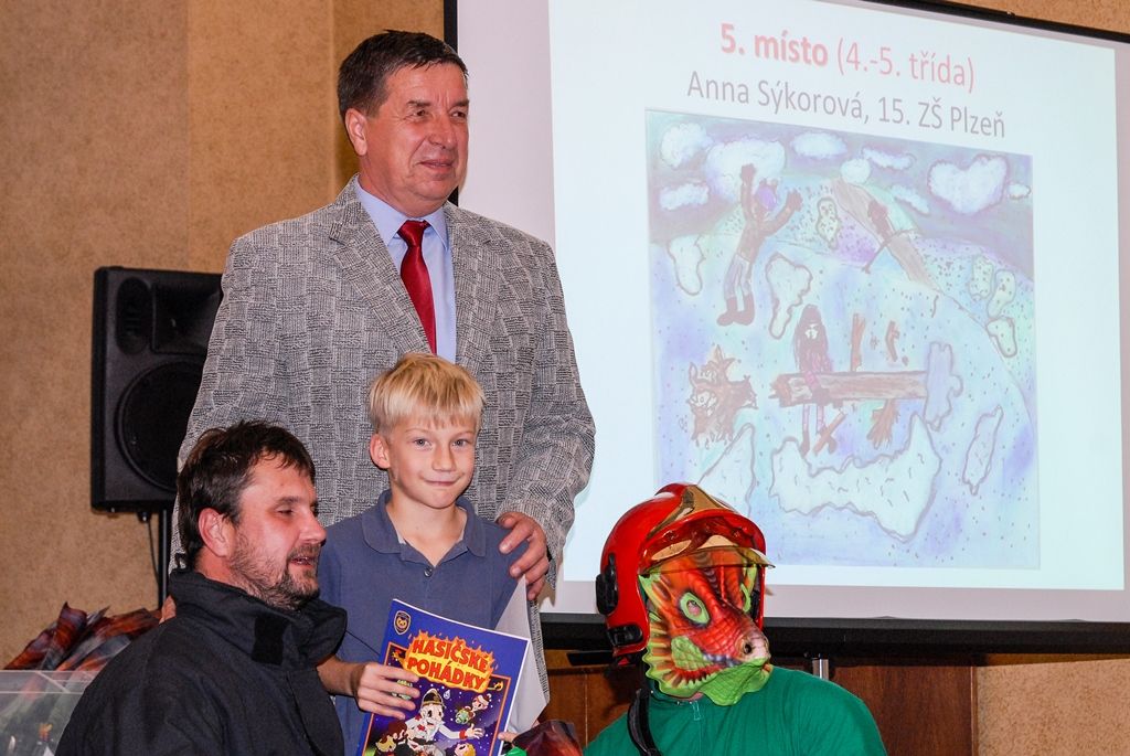 Žáci plzeňských základních škol umělecky ztvárnili situace „Kdy zavolat 150“ (foto: M. Pecuch, 7.11.2016)