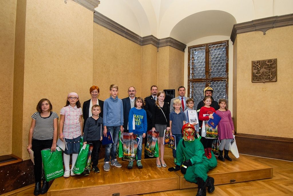Žáci plzeňských základních škol umělecky ztvárnili situace „Kdy zavolat 150“ (foto: M. Pecuch, 7.11.2016)