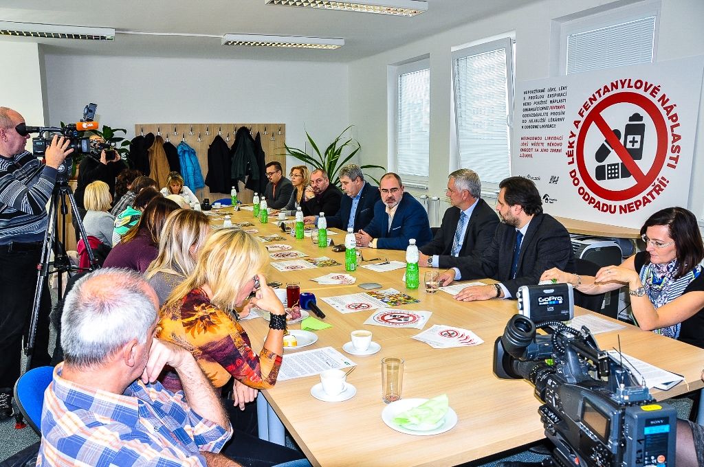 Léky a fentanylové náplasti do odpadu nepatří! (foto: M. Pecuch, 9.11.2016)