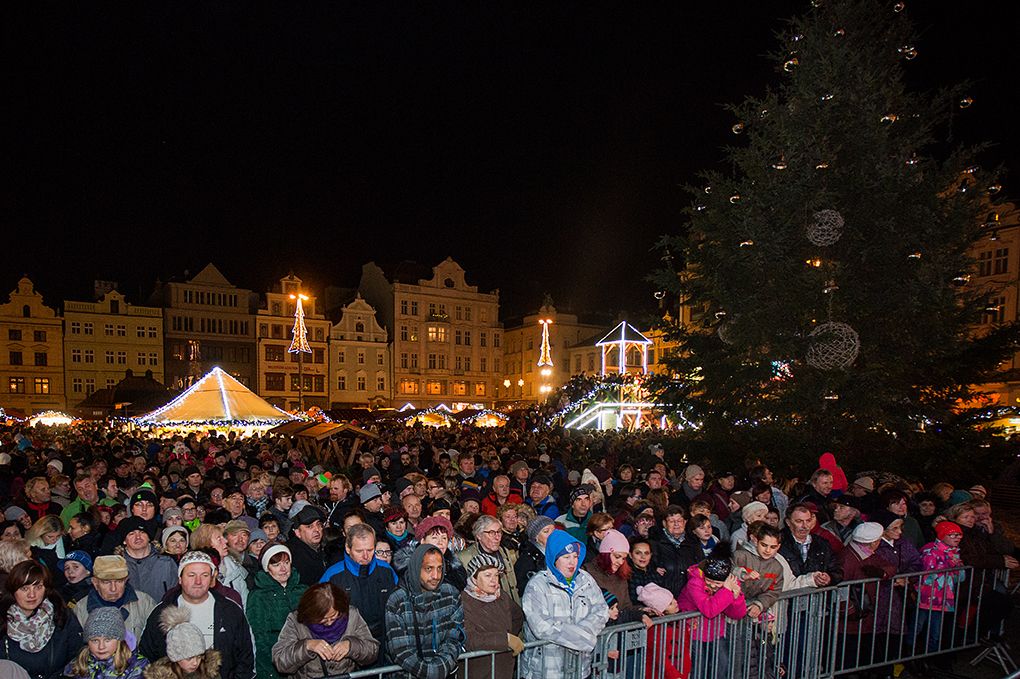 Plzeň rozsvítila svůj vánoční strom (foto: M. Chaloupka / M. Pecuch, 27.11.2016)