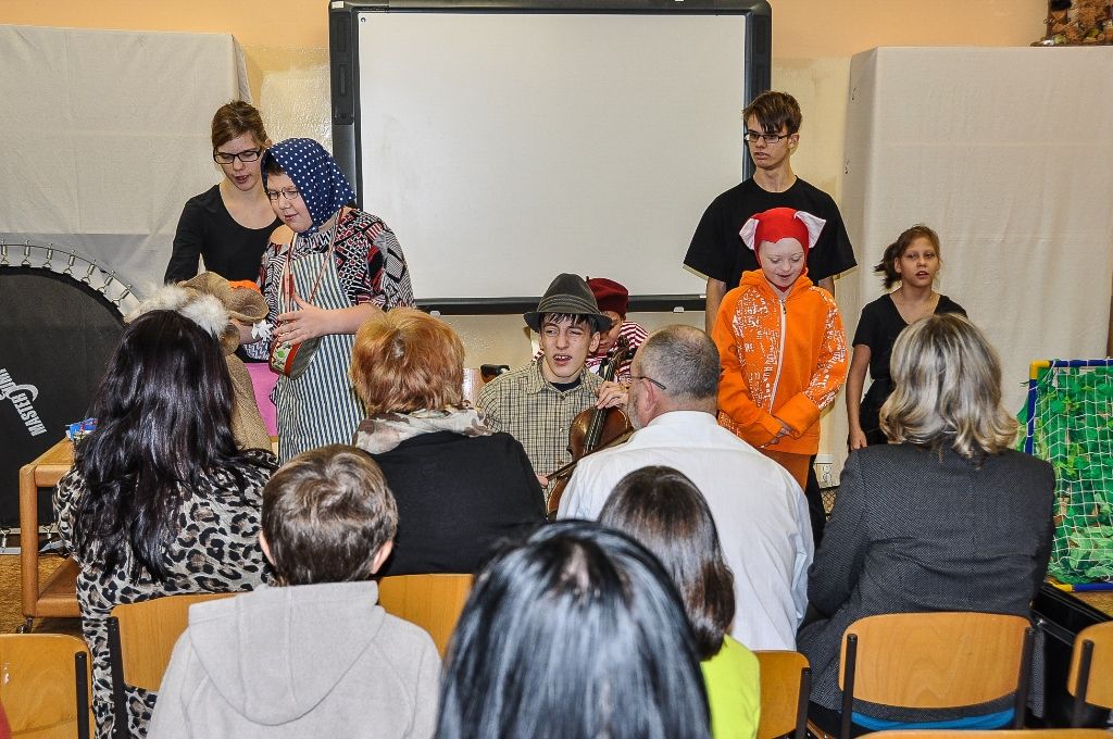 Muzikálové Kočky v podání žáků speciální školy zhlédl i primátor (foto: M. Pecuch, 5.12.2016)