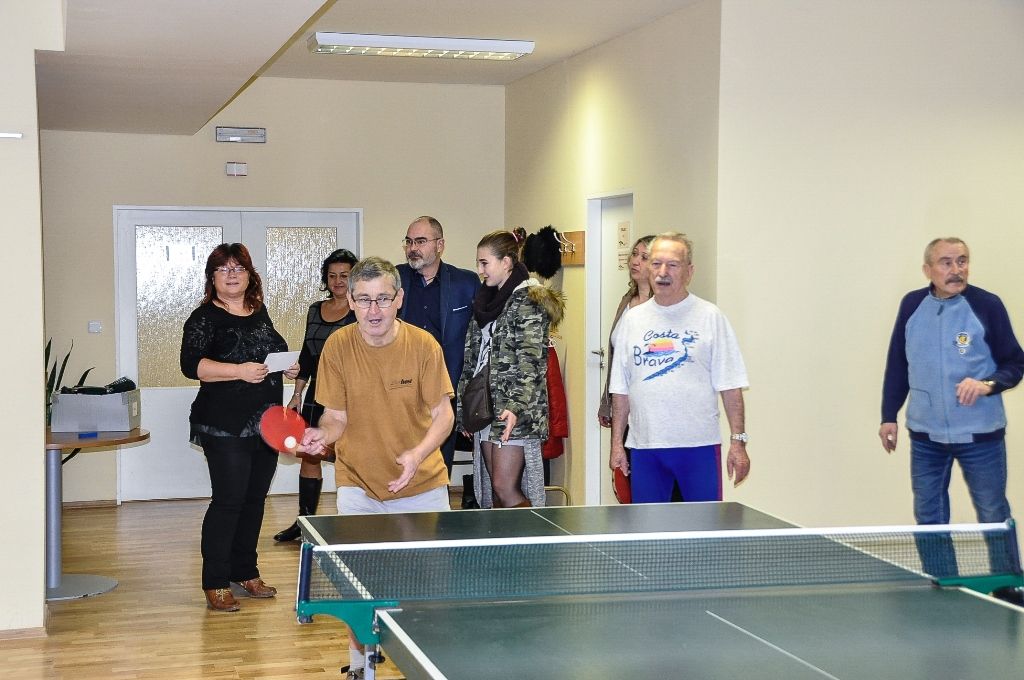 Téměř dvě desítky zařízení v sociálních službách navštívili ve středu primátor Martin Zrzavecký a jeho náměstci Martin Baxa, Eva Herinková, Pavel Kotas a Petr Náhlík. Již tradičně tím před Vánoci děkují vedení a zaměstnancům organizací za jejich celoroční nasazení, současně přímo v zařízeních zjišťují, co je možné zlepšit, jak může město ještě více pomoci. Mezi navštívené patřily Dětské centrum Plzeň, Mezigenerační a dobrovolnické centrum TOTEM, Domov pro seniory sv. Jiří, Dům Naděje – následné bydlení a Potravinová banka, Stacionář Jitřenka, Domov sv. Františka, Domov sv. Zity a další. Zástupci radnice během dne předali vánoční dárky za sto tisíc korun.