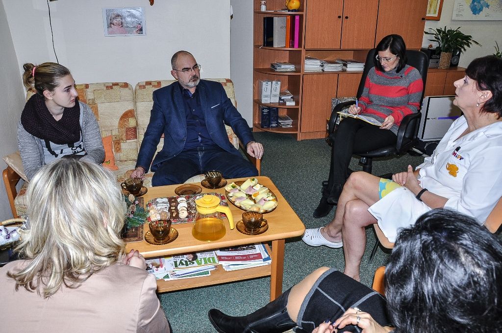 Téměř dvě desítky zařízení v sociálních službách navštívili ve středu primátor Martin Zrzavecký a jeho náměstci Martin Baxa, Eva Herinková, Pavel Kotas a Petr Náhlík. Již tradičně tím před Vánoci děkují vedení a zaměstnancům organizací za jejich celoroční nasazení, současně přímo v zařízeních zjišťují, co je možné zlepšit, jak může město ještě více pomoci. Mezi navštívené patřily Dětské centrum Plzeň, Mezigenerační a dobrovolnické centrum TOTEM, Domov pro seniory sv. Jiří, Dům Naděje – následné bydlení a Potravinová banka, Stacionář Jitřenka, Domov sv. Františka, Domov sv. Zity a další. Zástupci radnice během dne předali vánoční dárky za sto tisíc korun.