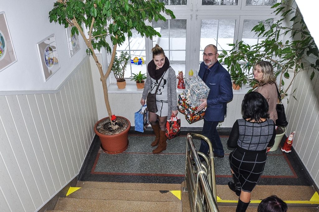 Téměř dvě desítky zařízení v sociálních službách navštívili ve středu primátor Martin Zrzavecký a jeho náměstci Martin Baxa, Eva Herinková, Pavel Kotas a Petr Náhlík. Již tradičně tím před Vánoci děkují vedení a zaměstnancům organizací za jejich celoroční nasazení, současně přímo v zařízeních zjišťují, co je možné zlepšit, jak může město ještě více pomoci. Mezi navštívené patřily Dětské centrum Plzeň, Mezigenerační a dobrovolnické centrum TOTEM, Domov pro seniory sv. Jiří, Dům Naděje – následné bydlení a Potravinová banka, Stacionář Jitřenka, Domov sv. Františka, Domov sv. Zity a další. Zástupci radnice během dne předali vánoční dárky za sto tisíc korun.