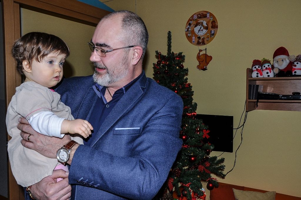 Téměř dvě desítky zařízení v sociálních službách navštívili ve středu primátor Martin Zrzavecký a jeho náměstci Martin Baxa, Eva Herinková, Pavel Kotas a Petr Náhlík. Již tradičně tím před Vánoci děkují vedení a zaměstnancům organizací za jejich celoroční nasazení, současně přímo v zařízeních zjišťují, co je možné zlepšit, jak může město ještě více pomoci. Mezi navštívené patřily Dětské centrum Plzeň, Mezigenerační a dobrovolnické centrum TOTEM, Domov pro seniory sv. Jiří, Dům Naděje – následné bydlení a Potravinová banka, Stacionář Jitřenka, Domov sv. Františka, Domov sv. Zity a další. Zástupci radnice během dne předali vánoční dárky za sto tisíc korun.