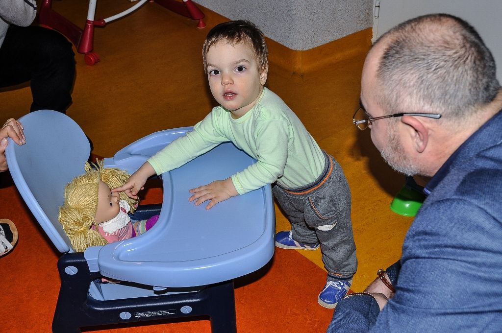 Téměř dvě desítky zařízení v sociálních službách navštívili ve středu primátor Martin Zrzavecký a jeho náměstci Martin Baxa, Eva Herinková, Pavel Kotas a Petr Náhlík. Již tradičně tím před Vánoci děkují vedení a zaměstnancům organizací za jejich celoroční nasazení, současně přímo v zařízeních zjišťují, co je možné zlepšit, jak může město ještě více pomoci. Mezi navštívené patřily Dětské centrum Plzeň, Mezigenerační a dobrovolnické centrum TOTEM, Domov pro seniory sv. Jiří, Dům Naděje – následné bydlení a Potravinová banka, Stacionář Jitřenka, Domov sv. Františka, Domov sv. Zity a další. Zástupci radnice během dne předali vánoční dárky za sto tisíc korun.