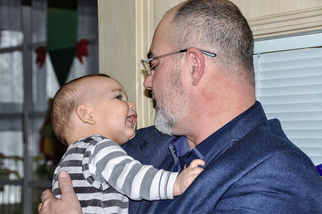 Téměř dvě desítky zařízení v sociálních službách navštívili ve středu primátor Martin Zrzavecký a jeho náměstci Martin Baxa, Eva Herinková, Pavel Kotas a Petr Náhlík. Již tradičně tím před Vánoci děkují vedení a zaměstnancům organizací za jejich celoroční nasazení, současně přímo v zařízeních zjišťují, co je možné zlepšit, jak může město ještě více pomoci. Mezi navštívené patřily Dětské centrum Plzeň, Mezigenerační a dobrovolnické centrum TOTEM, Domov pro seniory sv. Jiří, Dům Naděje – následné bydlení a Potravinová banka, Stacionář Jitřenka, Domov sv. Františka, Domov sv. Zity a další. Zástupci radnice během dne předali vánoční dárky za sto tisíc korun.