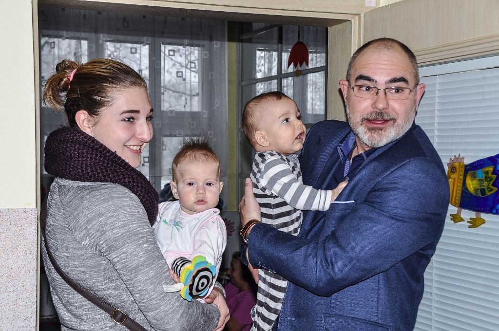 Téměř dvě desítky zařízení v sociálních službách navštívili ve středu primátor Martin Zrzavecký a jeho náměstci Martin Baxa, Eva Herinková, Pavel Kotas a Petr Náhlík. Již tradičně tím před Vánoci děkují vedení a zaměstnancům organizací za jejich celoroční nasazení, současně přímo v zařízeních zjišťují, co je možné zlepšit, jak může město ještě více pomoci. Mezi navštívené patřily Dětské centrum Plzeň, Mezigenerační a dobrovolnické centrum TOTEM, Domov pro seniory sv. Jiří, Dům Naděje – následné bydlení a Potravinová banka, Stacionář Jitřenka, Domov sv. Františka, Domov sv. Zity a další. Zástupci radnice během dne předali vánoční dárky za sto tisíc korun.