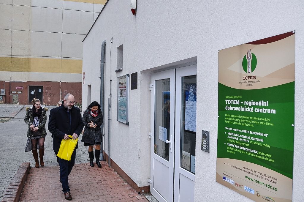 Téměř dvě desítky zařízení v sociálních službách navštívili ve středu primátor Martin Zrzavecký a jeho náměstci Martin Baxa, Eva Herinková, Pavel Kotas a Petr Náhlík. Již tradičně tím před Vánoci děkují vedení a zaměstnancům organizací za jejich celoroční nasazení, současně přímo v zařízeních zjišťují, co je možné zlepšit, jak může město ještě více pomoci. Mezi navštívené patřily Dětské centrum Plzeň, Mezigenerační a dobrovolnické centrum TOTEM, Domov pro seniory sv. Jiří, Dům Naděje – následné bydlení a Potravinová banka, Stacionář Jitřenka, Domov sv. Františka, Domov sv. Zity a další. Zástupci radnice během dne předali vánoční dárky za sto tisíc korun.