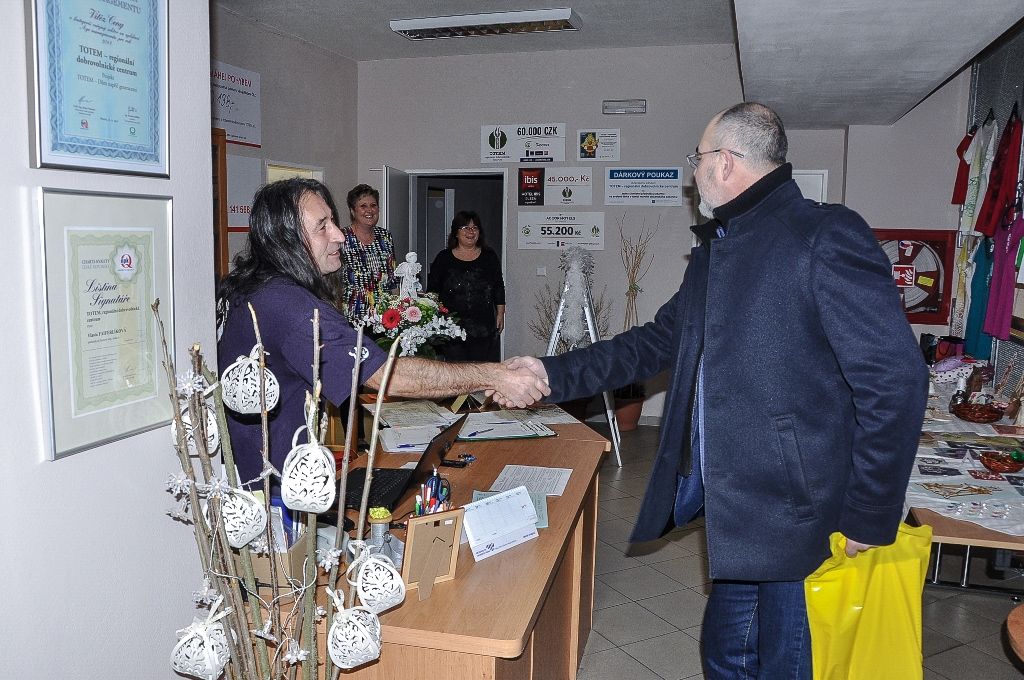 Téměř dvě desítky zařízení v sociálních službách navštívili ve středu primátor Martin Zrzavecký a jeho náměstci Martin Baxa, Eva Herinková, Pavel Kotas a Petr Náhlík. Již tradičně tím před Vánoci děkují vedení a zaměstnancům organizací za jejich celoroční nasazení, současně přímo v zařízeních zjišťují, co je možné zlepšit, jak může město ještě více pomoci. Mezi navštívené patřily Dětské centrum Plzeň, Mezigenerační a dobrovolnické centrum TOTEM, Domov pro seniory sv. Jiří, Dům Naděje – následné bydlení a Potravinová banka, Stacionář Jitřenka, Domov sv. Františka, Domov sv. Zity a další. Zástupci radnice během dne předali vánoční dárky za sto tisíc korun.
