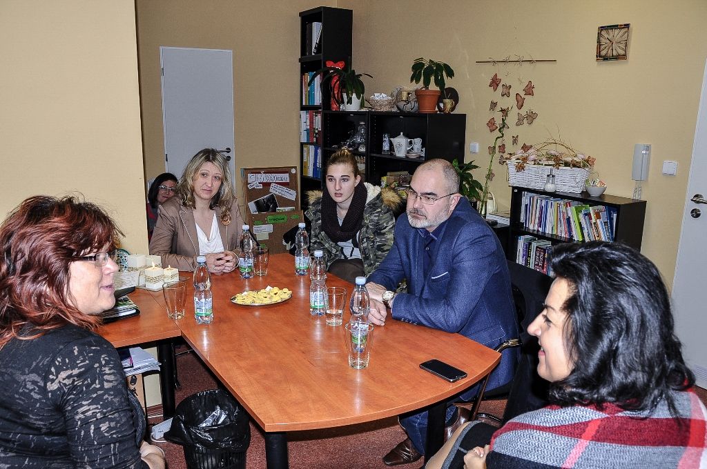 Téměř dvě desítky zařízení v sociálních službách navštívili ve středu primátor Martin Zrzavecký a jeho náměstci Martin Baxa, Eva Herinková, Pavel Kotas a Petr Náhlík. Již tradičně tím před Vánoci děkují vedení a zaměstnancům organizací za jejich celoroční nasazení, současně přímo v zařízeních zjišťují, co je možné zlepšit, jak může město ještě více pomoci. Mezi navštívené patřily Dětské centrum Plzeň, Mezigenerační a dobrovolnické centrum TOTEM, Domov pro seniory sv. Jiří, Dům Naděje – následné bydlení a Potravinová banka, Stacionář Jitřenka, Domov sv. Františka, Domov sv. Zity a další. Zástupci radnice během dne předali vánoční dárky za sto tisíc korun.