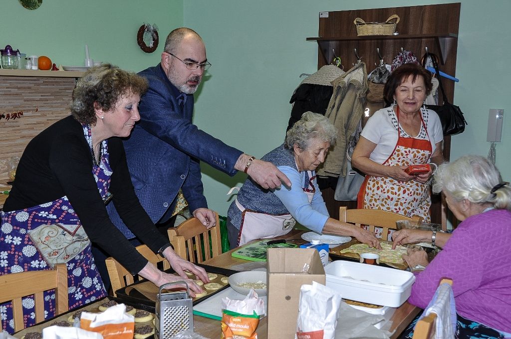 Téměř dvě desítky zařízení v sociálních službách navštívili ve středu primátor Martin Zrzavecký a jeho náměstci Martin Baxa, Eva Herinková, Pavel Kotas a Petr Náhlík. Již tradičně tím před Vánoci děkují vedení a zaměstnancům organizací za jejich celoroční nasazení, současně přímo v zařízeních zjišťují, co je možné zlepšit, jak může město ještě více pomoci. Mezi navštívené patřily Dětské centrum Plzeň, Mezigenerační a dobrovolnické centrum TOTEM, Domov pro seniory sv. Jiří, Dům Naděje – následné bydlení a Potravinová banka, Stacionář Jitřenka, Domov sv. Františka, Domov sv. Zity a další. Zástupci radnice během dne předali vánoční dárky za sto tisíc korun.