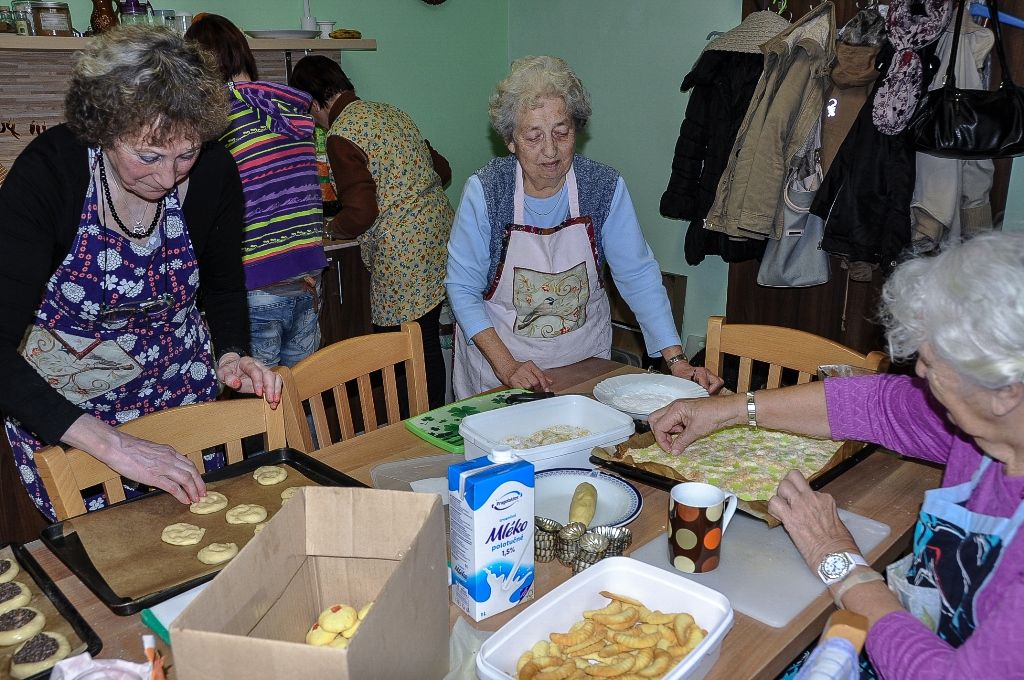 Téměř dvě desítky zařízení v sociálních službách navštívili ve středu primátor Martin Zrzavecký a jeho náměstci Martin Baxa, Eva Herinková, Pavel Kotas a Petr Náhlík. Již tradičně tím před Vánoci děkují vedení a zaměstnancům organizací za jejich celoroční nasazení, současně přímo v zařízeních zjišťují, co je možné zlepšit, jak může město ještě více pomoci. Mezi navštívené patřily Dětské centrum Plzeň, Mezigenerační a dobrovolnické centrum TOTEM, Domov pro seniory sv. Jiří, Dům Naděje – následné bydlení a Potravinová banka, Stacionář Jitřenka, Domov sv. Františka, Domov sv. Zity a další. Zástupci radnice během dne předali vánoční dárky za sto tisíc korun.