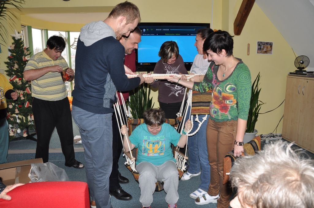 Téměř dvě desítky zařízení v sociálních službách navštívili ve středu primátor Martin Zrzavecký a jeho náměstci Martin Baxa, Eva Herinková, Pavel Kotas a Petr Náhlík. Již tradičně tím před Vánoci děkují vedení a zaměstnancům organizací za jejich celoroční nasazení, současně přímo v zařízeních zjišťují, co je možné zlepšit, jak může město ještě více pomoci. Mezi navštívené patřily Dětské centrum Plzeň, Mezigenerační a dobrovolnické centrum TOTEM, Domov pro seniory sv. Jiří, Dům Naděje – následné bydlení a Potravinová banka, Stacionář Jitřenka, Domov sv. Františka, Domov sv. Zity a další. Zástupci radnice během dne předali vánoční dárky za sto tisíc korun.