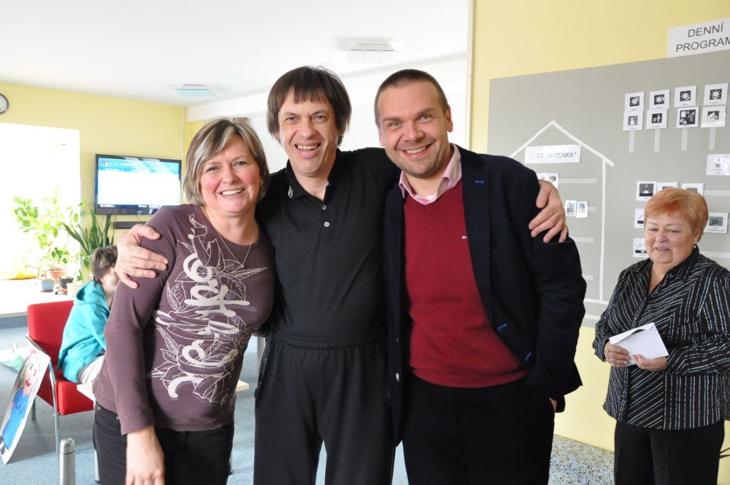 Téměř dvě desítky zařízení v sociálních službách navštívili ve středu primátor Martin Zrzavecký a jeho náměstci Martin Baxa, Eva Herinková, Pavel Kotas a Petr Náhlík. Již tradičně tím před Vánoci děkují vedení a zaměstnancům organizací za jejich celoroční nasazení, současně přímo v zařízeních zjišťují, co je možné zlepšit, jak může město ještě více pomoci. Mezi navštívené patřily Dětské centrum Plzeň, Mezigenerační a dobrovolnické centrum TOTEM, Domov pro seniory sv. Jiří, Dům Naděje – následné bydlení a Potravinová banka, Stacionář Jitřenka, Domov sv. Františka, Domov sv. Zity a další. Zástupci radnice během dne předali vánoční dárky za sto tisíc korun.