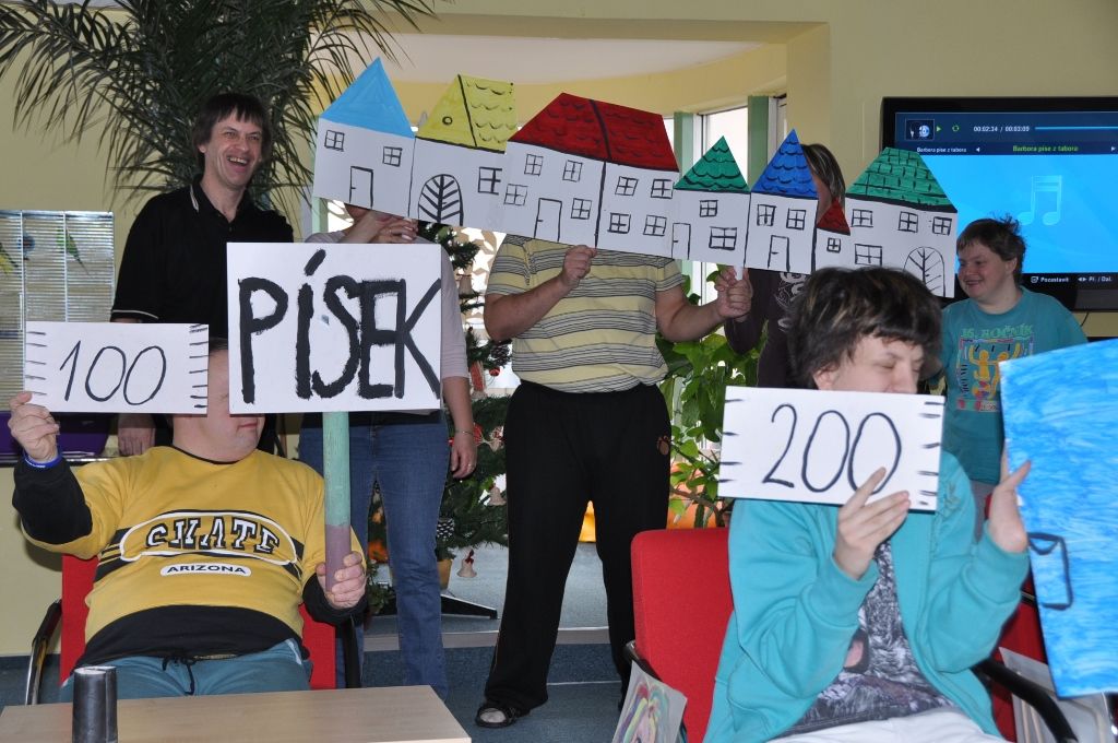 Téměř dvě desítky zařízení v sociálních službách navštívili ve středu primátor Martin Zrzavecký a jeho náměstci Martin Baxa, Eva Herinková, Pavel Kotas a Petr Náhlík. Již tradičně tím před Vánoci děkují vedení a zaměstnancům organizací za jejich celoroční nasazení, současně přímo v zařízeních zjišťují, co je možné zlepšit, jak může město ještě více pomoci. Mezi navštívené patřily Dětské centrum Plzeň, Mezigenerační a dobrovolnické centrum TOTEM, Domov pro seniory sv. Jiří, Dům Naděje – následné bydlení a Potravinová banka, Stacionář Jitřenka, Domov sv. Františka, Domov sv. Zity a další. Zástupci radnice během dne předali vánoční dárky za sto tisíc korun.