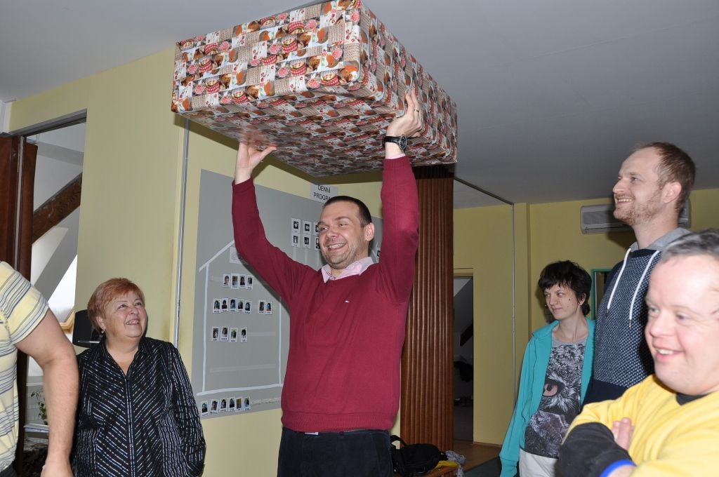 Téměř dvě desítky zařízení v sociálních službách navštívili ve středu primátor Martin Zrzavecký a jeho náměstci Martin Baxa, Eva Herinková, Pavel Kotas a Petr Náhlík. Již tradičně tím před Vánoci děkují vedení a zaměstnancům organizací za jejich celoroční nasazení, současně přímo v zařízeních zjišťují, co je možné zlepšit, jak může město ještě více pomoci. Mezi navštívené patřily Dětské centrum Plzeň, Mezigenerační a dobrovolnické centrum TOTEM, Domov pro seniory sv. Jiří, Dům Naděje – následné bydlení a Potravinová banka, Stacionář Jitřenka, Domov sv. Františka, Domov sv. Zity a další. Zástupci radnice během dne předali vánoční dárky za sto tisíc korun.