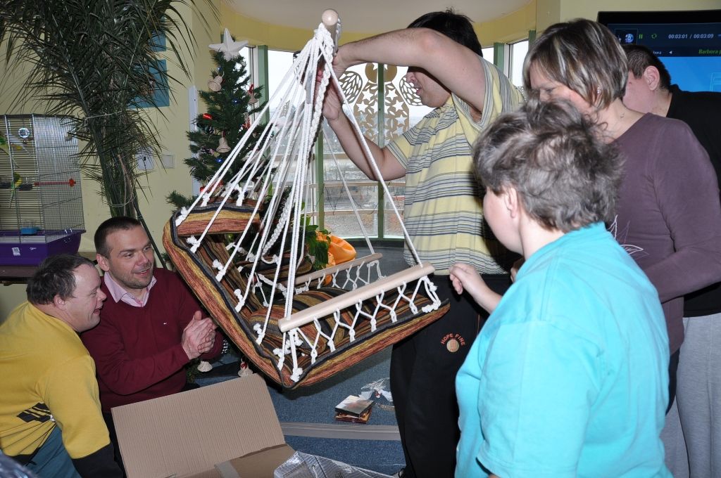 Téměř dvě desítky zařízení v sociálních službách navštívili ve středu primátor Martin Zrzavecký a jeho náměstci Martin Baxa, Eva Herinková, Pavel Kotas a Petr Náhlík. Již tradičně tím před Vánoci děkují vedení a zaměstnancům organizací za jejich celoroční nasazení, současně přímo v zařízeních zjišťují, co je možné zlepšit, jak může město ještě více pomoci. Mezi navštívené patřily Dětské centrum Plzeň, Mezigenerační a dobrovolnické centrum TOTEM, Domov pro seniory sv. Jiří, Dům Naděje – následné bydlení a Potravinová banka, Stacionář Jitřenka, Domov sv. Františka, Domov sv. Zity a další. Zástupci radnice během dne předali vánoční dárky za sto tisíc korun.