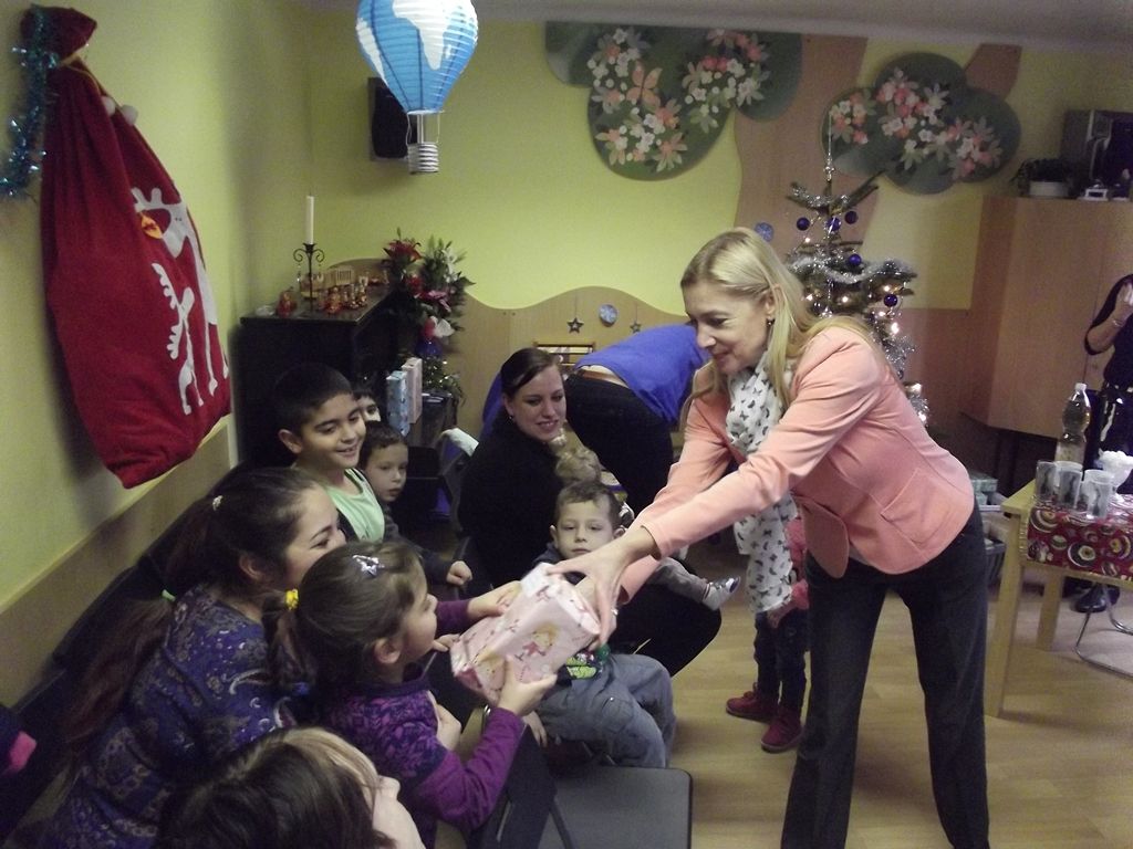 Téměř dvě desítky zařízení v sociálních službách navštívili ve středu primátor Martin Zrzavecký a jeho náměstci Martin Baxa, Eva Herinková, Pavel Kotas a Petr Náhlík. Již tradičně tím před Vánoci děkují vedení a zaměstnancům organizací za jejich celoroční nasazení, současně přímo v zařízeních zjišťují, co je možné zlepšit, jak může město ještě více pomoci. Mezi navštívené patřily Dětské centrum Plzeň, Mezigenerační a dobrovolnické centrum TOTEM, Domov pro seniory sv. Jiří, Dům Naděje – následné bydlení a Potravinová banka, Stacionář Jitřenka, Domov sv. Františka, Domov sv. Zity a další. Zástupci radnice během dne předali vánoční dárky za sto tisíc korun.