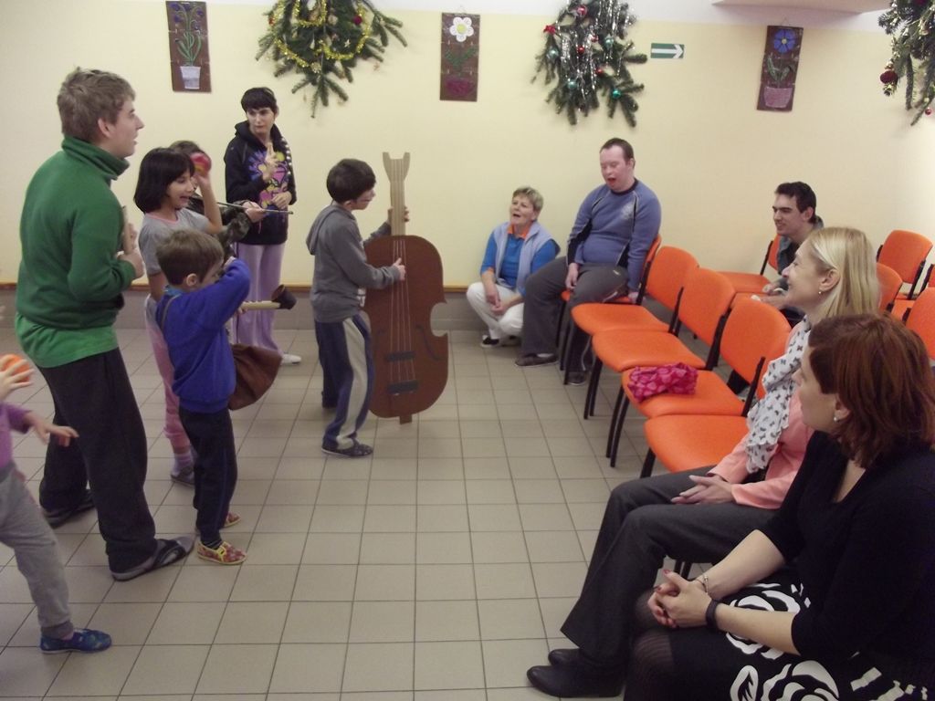 Téměř dvě desítky zařízení v sociálních službách navštívili ve středu primátor Martin Zrzavecký a jeho náměstci Martin Baxa, Eva Herinková, Pavel Kotas a Petr Náhlík. Již tradičně tím před Vánoci děkují vedení a zaměstnancům organizací za jejich celoroční nasazení, současně přímo v zařízeních zjišťují, co je možné zlepšit, jak může město ještě více pomoci. Mezi navštívené patřily Dětské centrum Plzeň, Mezigenerační a dobrovolnické centrum TOTEM, Domov pro seniory sv. Jiří, Dům Naděje – následné bydlení a Potravinová banka, Stacionář Jitřenka, Domov sv. Františka, Domov sv. Zity a další. Zástupci radnice během dne předali vánoční dárky za sto tisíc korun.